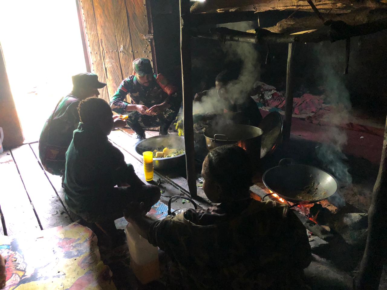 Babinsa Melaksanakan Kegiatan Komunikasi Sosial Bersama Masyarakat Melekom