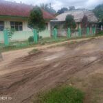 Jalan Rusak Parah Menuju Desa Terpencil di Cisampang Masyarakat Meminta Perhatian Pemerintah