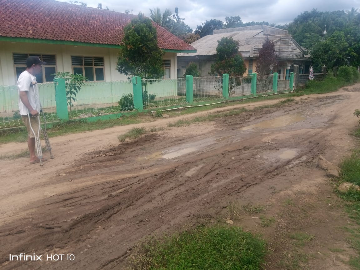 Jalan Rusak Parah Menuju Desa Terpencil di Cisampang Masyarakat Meminta Perhatian Pemerintah