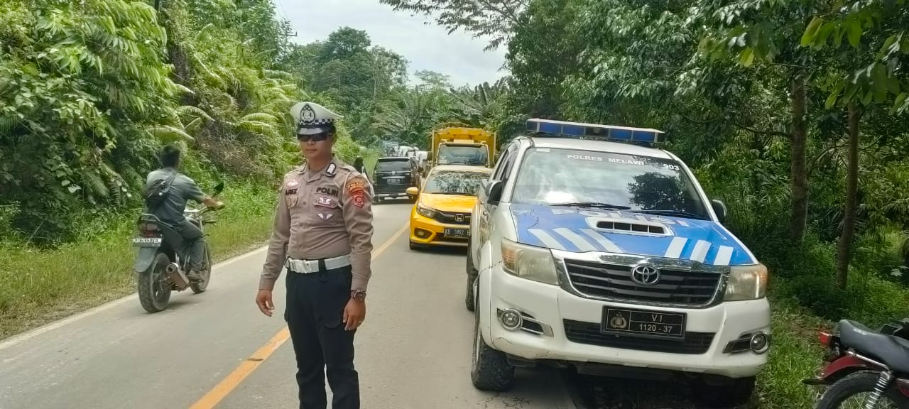 Sat Lantas Polres Melawi Mengamankan Arus Lalu Lintas di Ruas Jalan Provinsi Nanga Pinoh Sintang Desa Pemuar Akibat Longsor