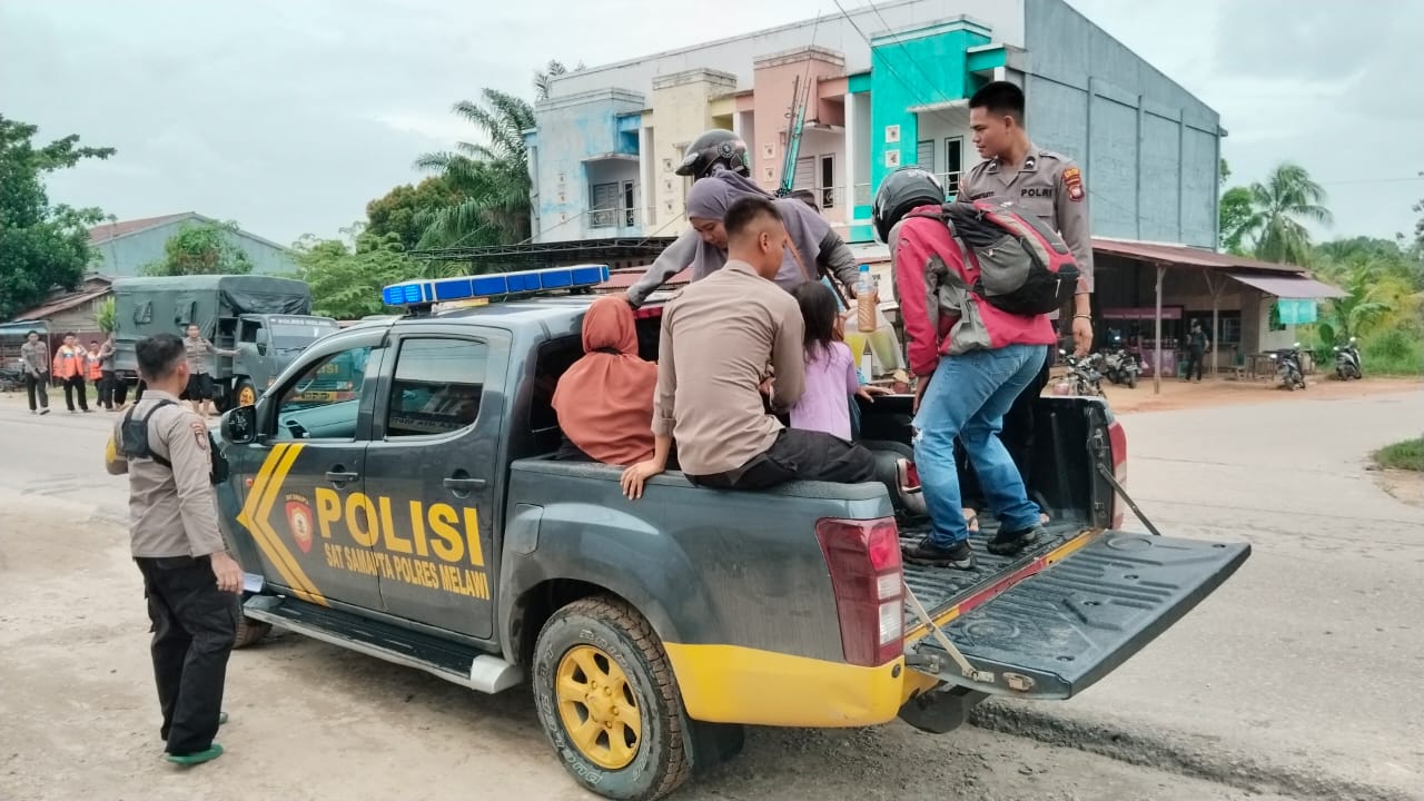 Kerahkan 5 Unit Kendaraan, Polres Melawi Berikan Angkutan Gratis Bencana Banjir