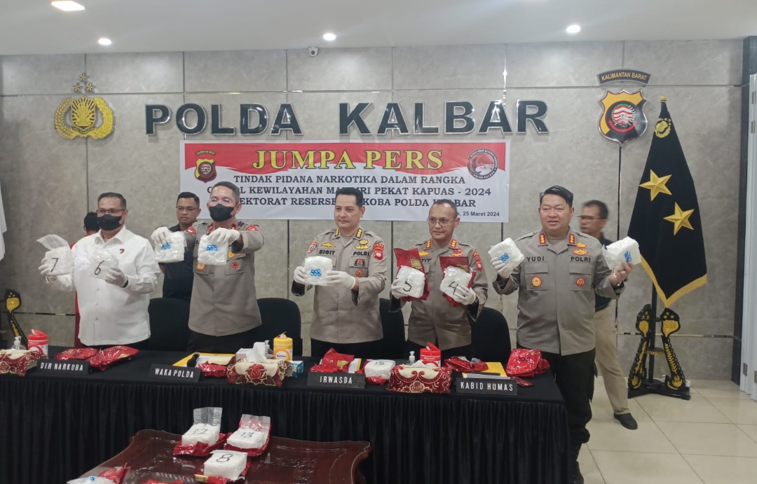 Polda Kalbar Gelar Jumpa Pers Penangkapan Pengedar Narkoba di Pontianak dengan Barang Bukti 15 Kg Sabu