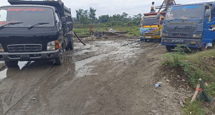 Menilik Maraknya Tambang Pasir dengan Mesin Penyedot di Aliran Kali Semut Gandusari Blitar