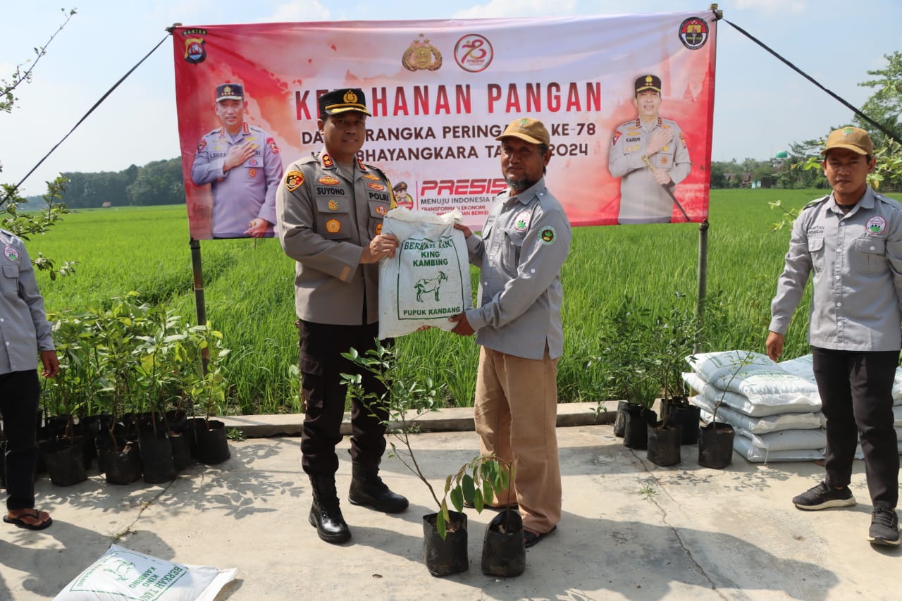 Sambut Hari Bhayangkara ke-78, Polres Lebak Gelar Bakti Sosial dan Penanaman Pohon bersama Gapoktan Sukabungah