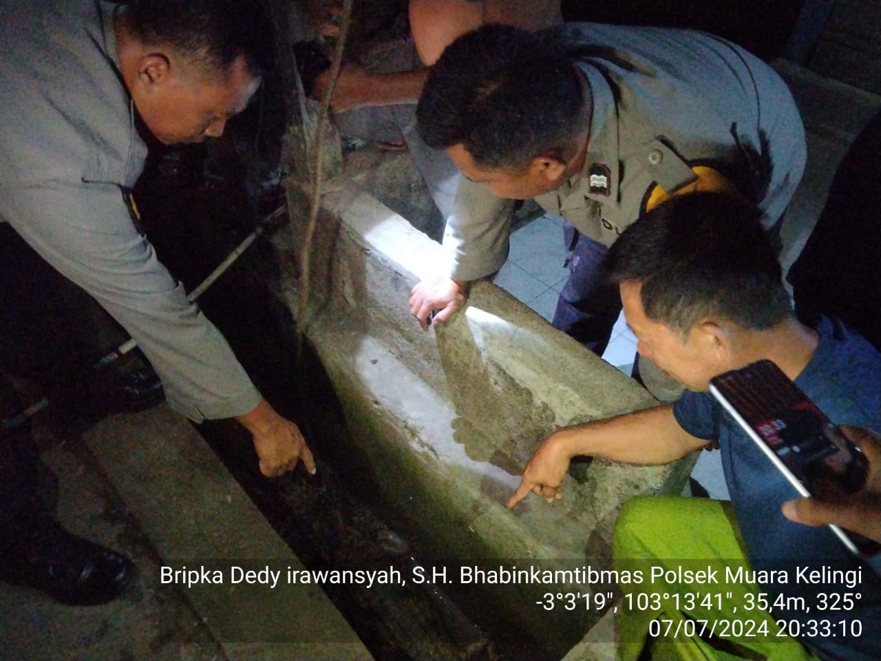 Tersangkut Jaring Ikan, Polsek Muara Kelingi Polres Musi Rawas Bersama Warga Evakuasi Buaya di Sungai Kerambil