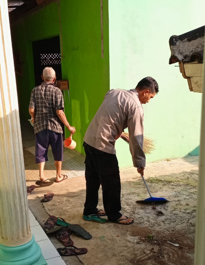 Kapolsek Cijaku Polres Lebak Pimpin Kegiatan Bakti Sosial Bersih-Bersih Masjid