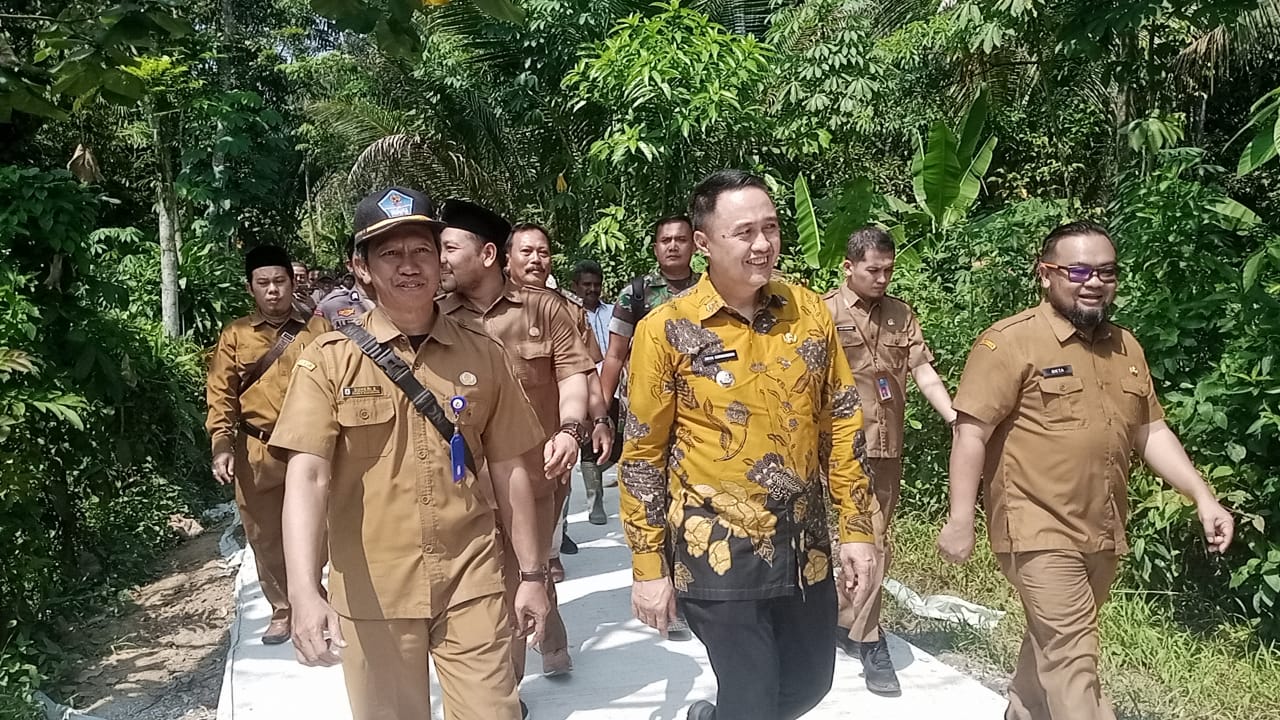 Pj Bupati Lebak Iwan Kurniawan Tinjau Jalan Rusak di Dua Desa