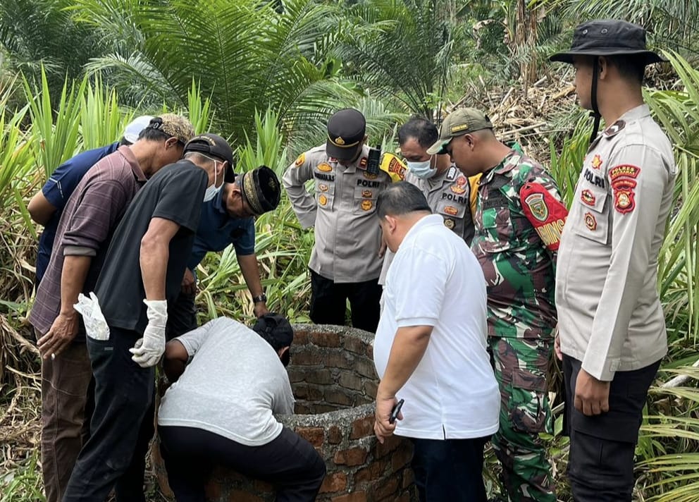 Sigap, Polsek Jayaloka Polres Musi Rawas Terjun Langsung Identifikasi Korban Bunuh Diri Diduga Lompat Ke Dalam Sumur 