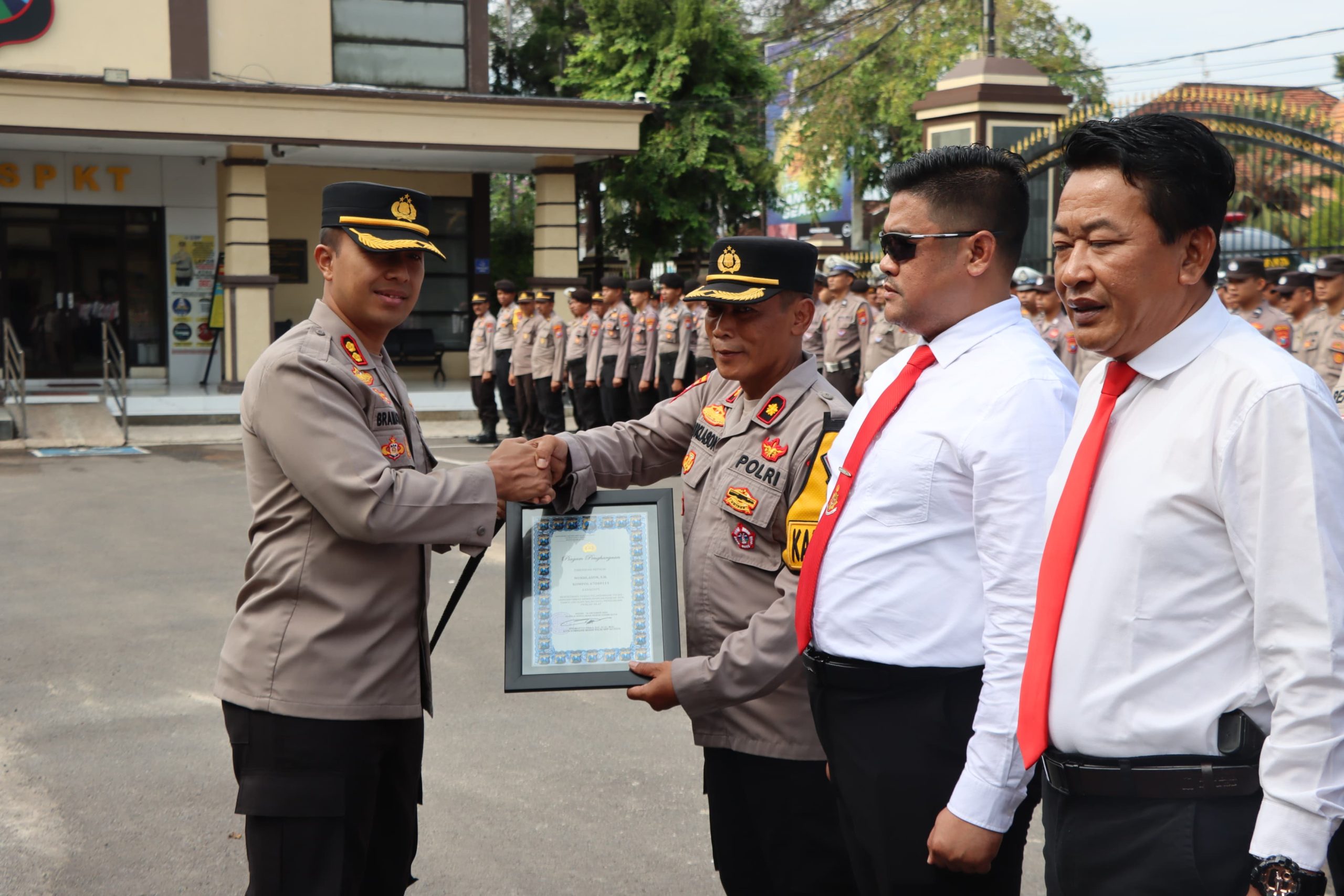 Respon Cepat Membubarkan Pencak Dor Tanpa Ijin : Kabag Ops Polres Kediri Kota Diganjar Penghargaan !