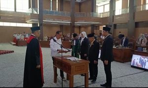 Resmi Dilantik Yulian Efendi Jadi Ketua DPRD , Yang Berlangsung Diruang Paripurna DPRD Kota Lubuklinggau