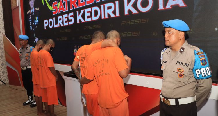 Tim Opsnal Resmob Sat Reskrim Polres Kediri Kota Bekuk Empat Pelaku Perampokan Spesialis Minimarket