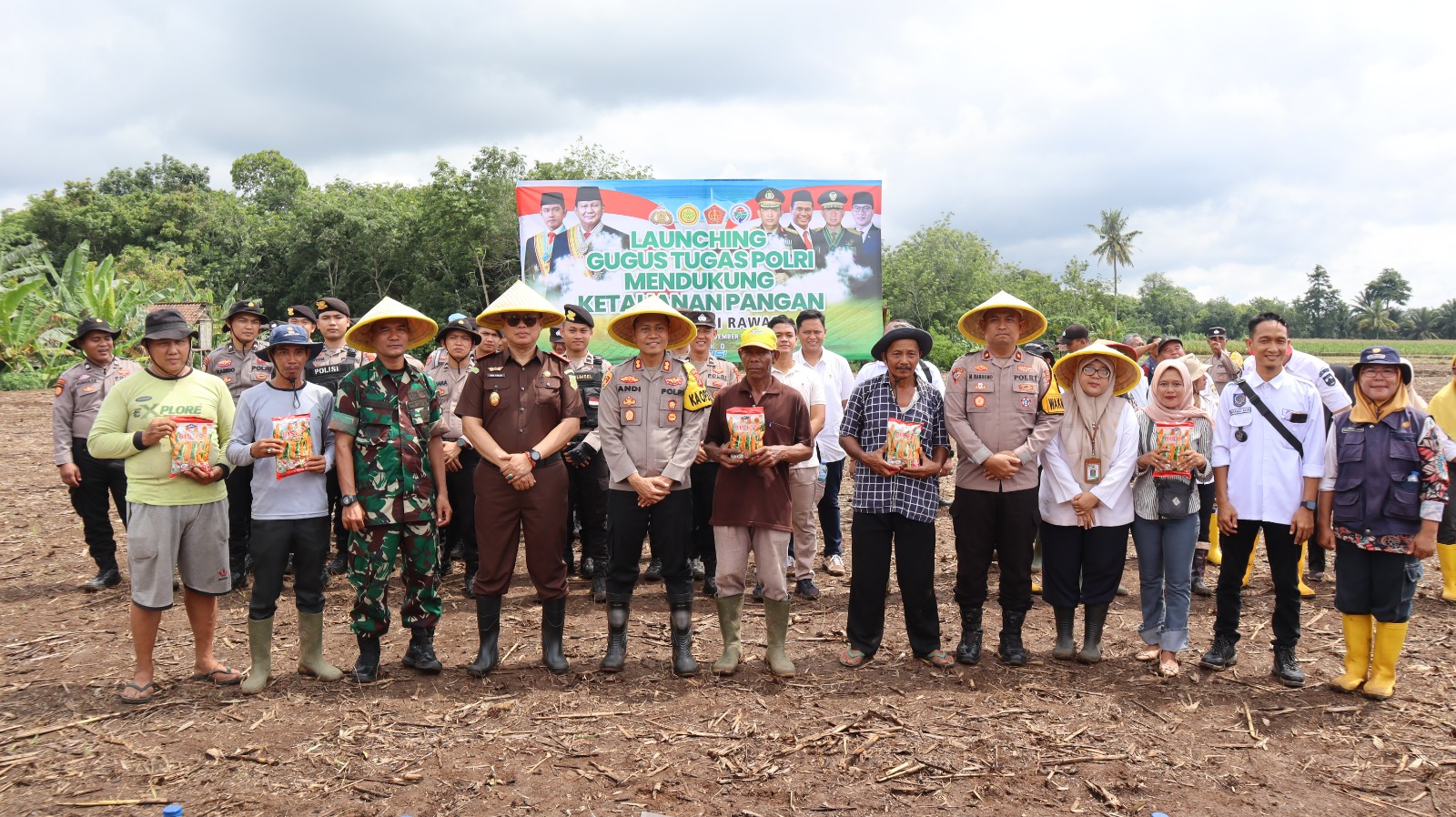 Sukseskan Ketahanan Pangan Nasional, Polres Musi Rawas Bersama Stakeholders Terkait Tanam dan Berikan Bibit Jagung 