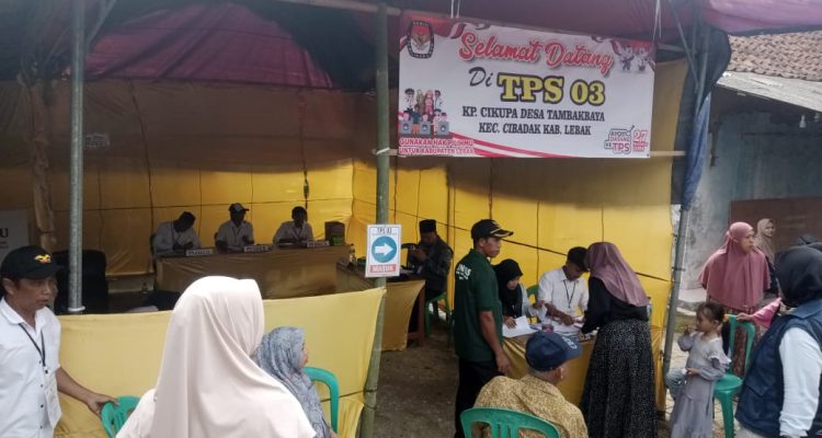 Warga Masyarakat Mulai Salurkan Hak Suaranya di TPS 003 Desa Tambakbaya